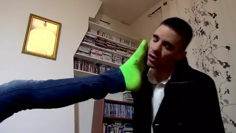 Soumis en adoration devant son maître (BDSM)