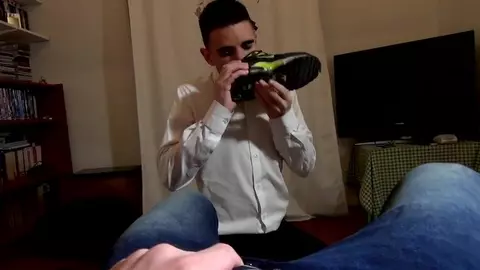 Soumis en adoration devant son maître (BDSM)