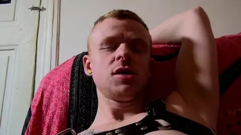 Soumis en adoration devant son maître (BDSM)