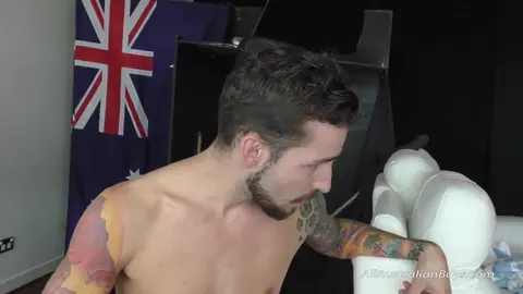 Il suce son pote hétéro — Bailey & Sean