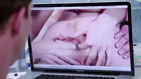 Jeunes baiseurs aux couilles pleines