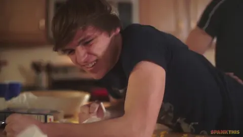 Fessées et fesses rouges — Max Carter & Tristan Adler