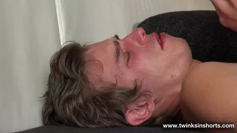 Il surprend son coloc sportif se branler et lui suce la bite