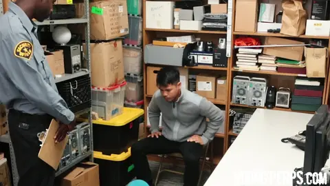 Voleur choppé et abusé par l'agent de sécurité