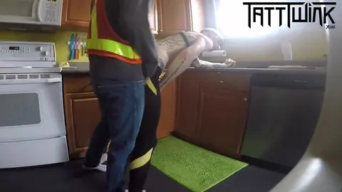 Ramoné dans la cuisine par un daddy pervers