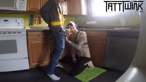 Ramoné dans la cuisine par un daddy pervers