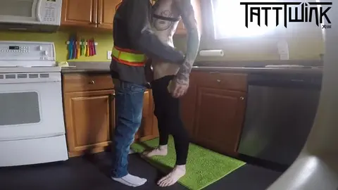 Ramoné dans la cuisine par un daddy pervers