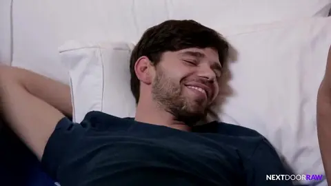 Soirée pyjama entre athlètes chauds