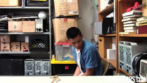 Jeune voleur puni par le vigile