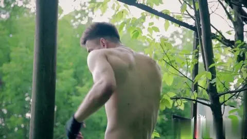 Jeune boxeur twink à poil