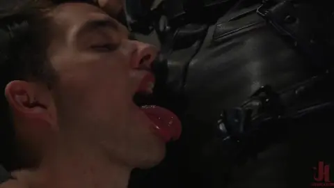 Esclave obéissant, Marcus Rivers sert Dominic Pacifico