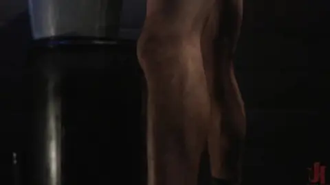 Esclave obéissant, Marcus Rivers sert Dominic Pacifico