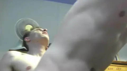 Les stagiaires s'envoient en l'air ! – Kamyk Walker, Oscar Roberts & Cody Reed