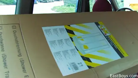 Jeunes ouvriers mignons en pause anale