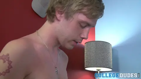 Scott Demarco défonce le cul vierge de Virgil