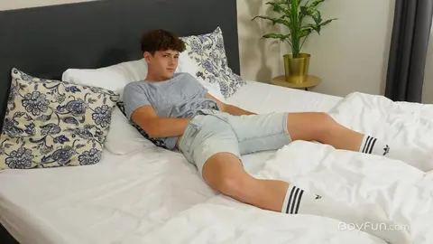 Danny Clay caresse sa bite et son cul