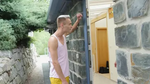 Il lui éjacule partout sur le torse après l’avoir bien baisé