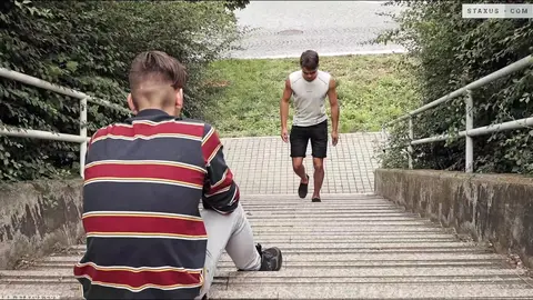 Petit mec mignon me chevauche la teub