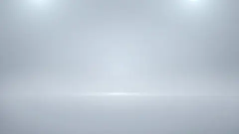 Deux bites dans le cul et double facial pour ce bg