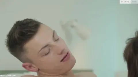 Jeune belge rejoint son pote pour une baise hard