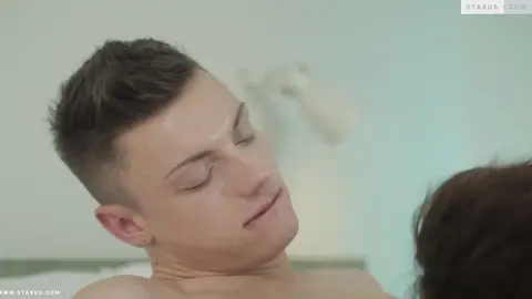 Jeune belge rejoint son pote pour une baise hard