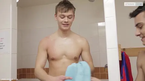 Pris en sandwich par deux mecs bien membrés