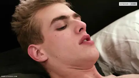 La matinée commence par une baise hard