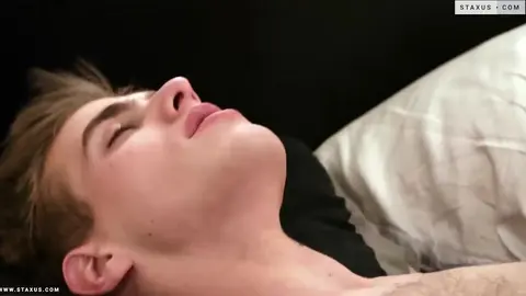 La matinée commence par une baise hard