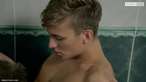 Twink blond défoncé par un étalon musclé