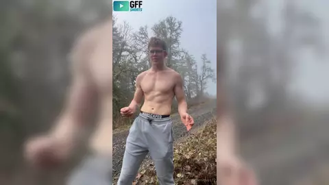 Ben McConnell — nu au bord de la route après le run