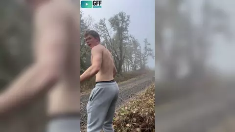 Ben McConnell — nu au bord de la route après le run