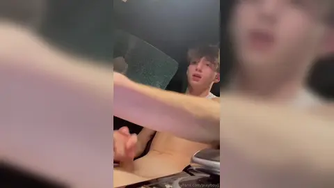 Playboyjj se branle dans la voiture