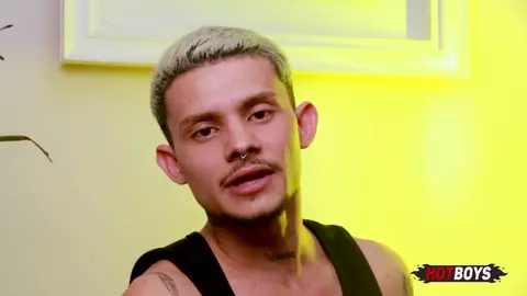 Darron Bluu, Colton Wolfe – Dépucelage d’un cul poilu bien serré