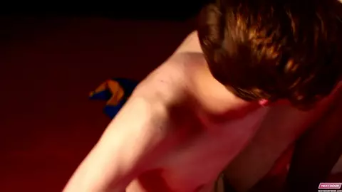 Alex Love & Dakota White – Cloué au tapis