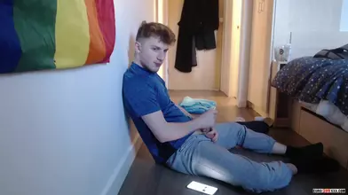 Jeu avec sextoy avec le minet Chase