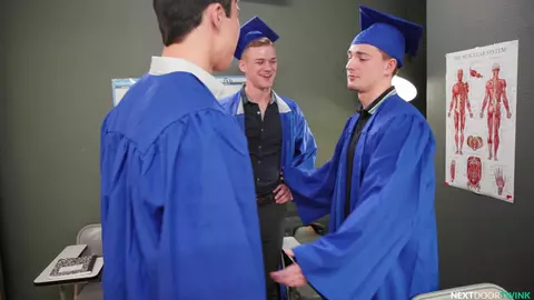 La Baise de Remise des Diplômes – Masyn Thorne, Jonathan Tylor & Cameron Neuton