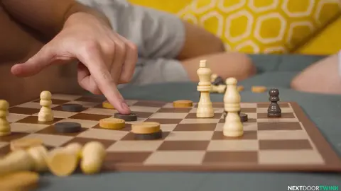 Scott Finn & Theo Brady – Échecs coquins