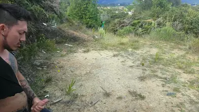 Des minets excités se déchaînent dans la jungle – Baise crue en plein air