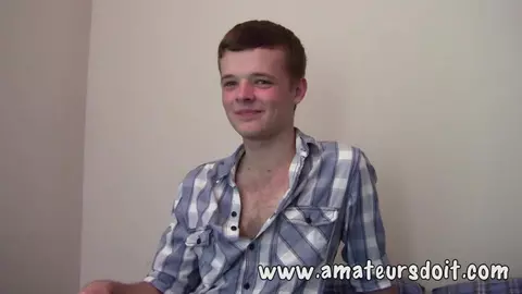 Un minet australien poilu de 19 ans se branle sa grosse bite non circoncise sous la douche
