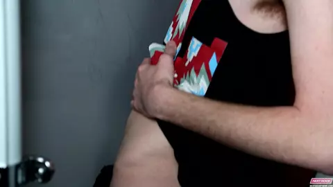 Surprise au gloryhole de la salle de sport – Un minet se fait sucer et baise sans capote