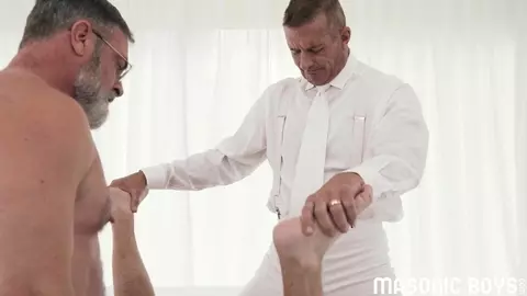 Apprentice Land Chapitre 5 – Minet lisse initié par des maîtres plus âgés en robes blanches