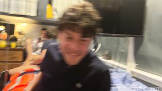 Un Twink Mignon aux Cheveux Noirs Chevauche la Grosse Bite d'un Carny Bien Membré