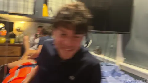 Un Twink Mignon aux Cheveux Noirs Chevauche la Grosse Bite d'un Carny Bien Membré