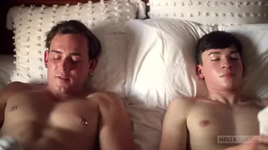 Lucky Twink – Un minet mince prend une grosse bite à cru en profondeur sur le canapé