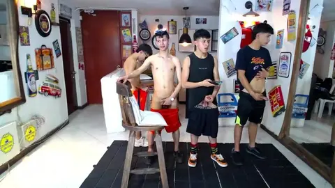 Show sexe groupe de beaux twinks webcam