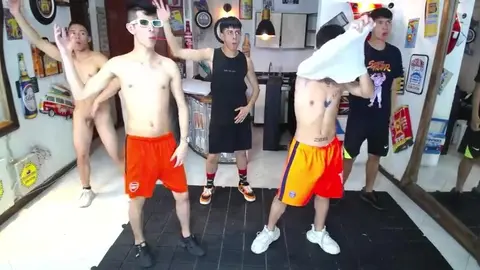 Show sexe groupe de beaux twinks webcam