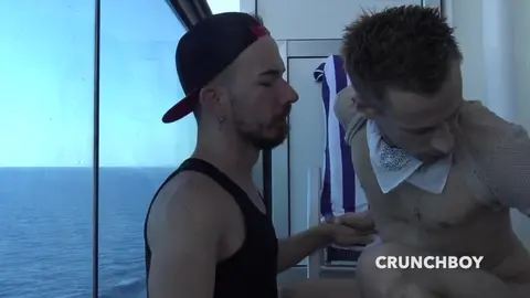 Un minet se fait baiser sans capote sur le pont du bateau de croisière – Baise exhibitionniste publique