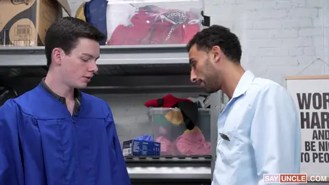 Pris en flagrant délit – Un minet puni dans l'arrière-boutique