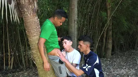 Trois minets se branlent en cercle pendant une session cruising