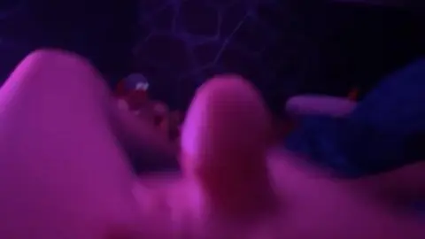 Petite bite qui se branle